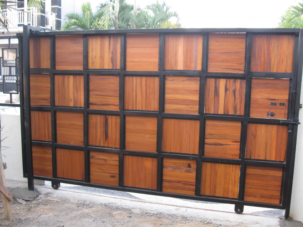 Gate with wood - Galvanized frame and Iron wood inserts