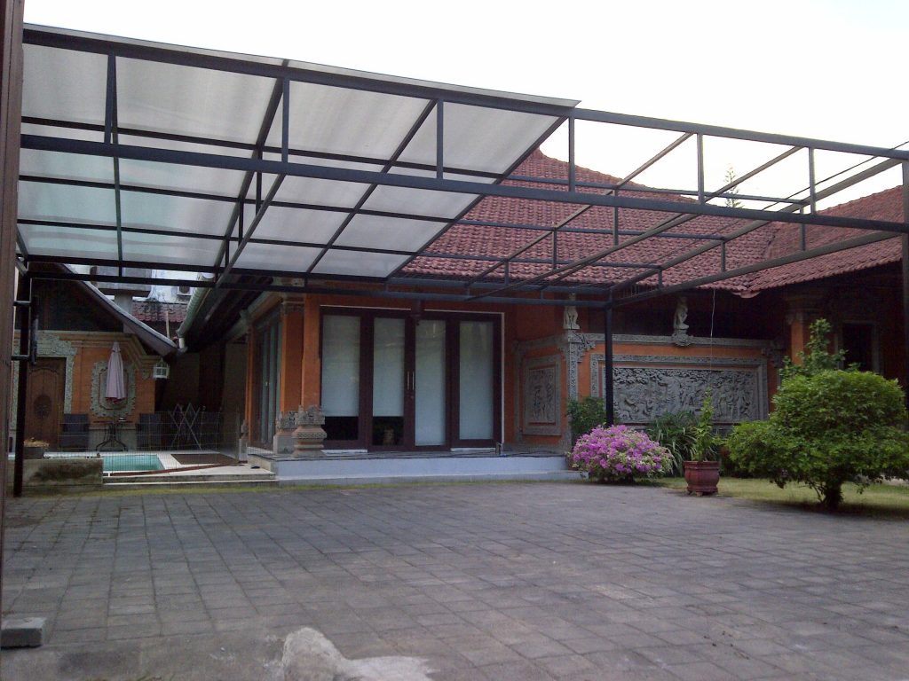 Galvanized frame with polycarbonate top cover and wire mesh