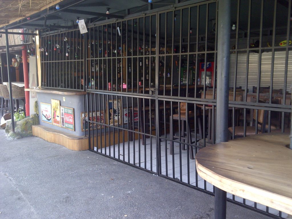 Top Folding Gate with galvanized frame - minimalist design